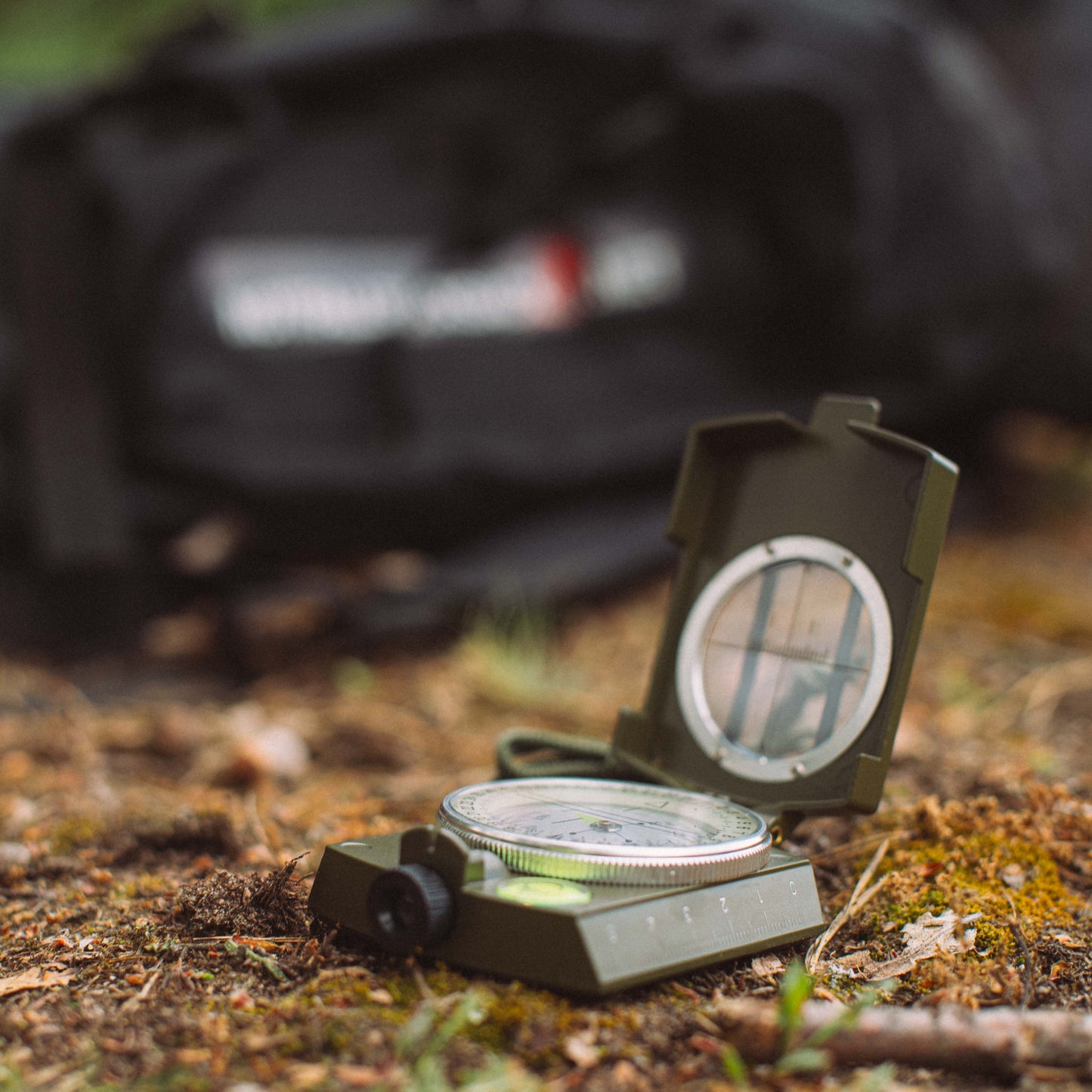 Brújula militar con caja metálica