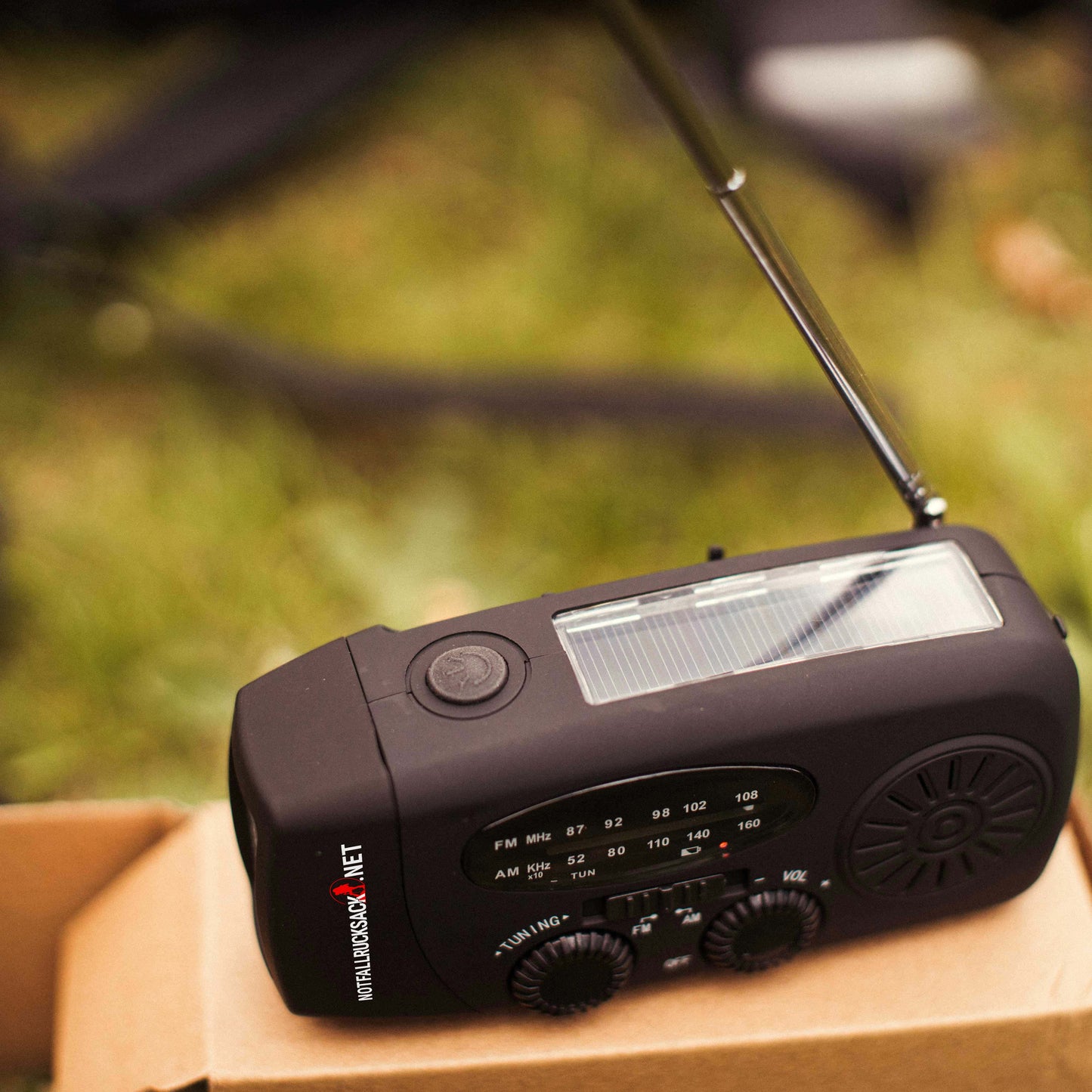 Radio manivela negra con panel solar y lámpara